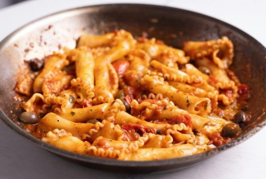 Siyah Zeytinli Makarna – 15 Dakikada Pratik Akşam Yemeği