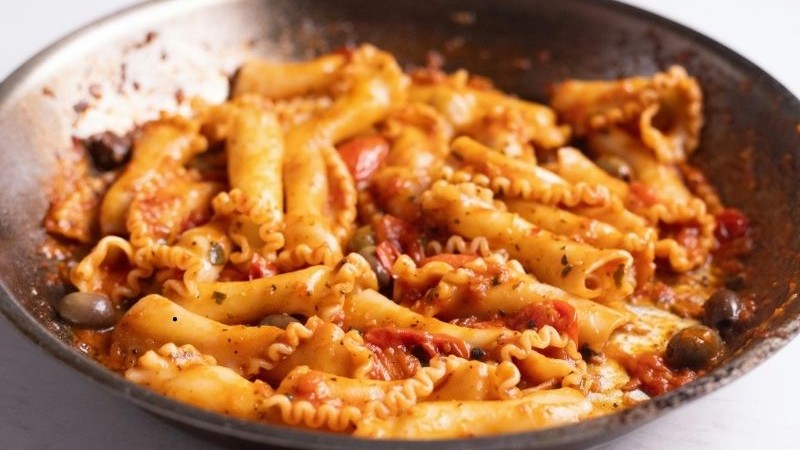 Siyah Zeytinli Makarna – 15 Dakikada Pratik Akşam Yemeği